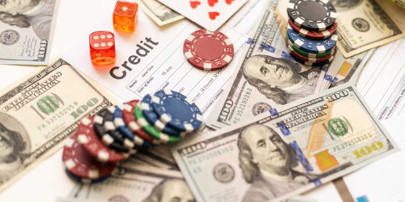 100ドル札とチップ、サイコロとトランプの画像