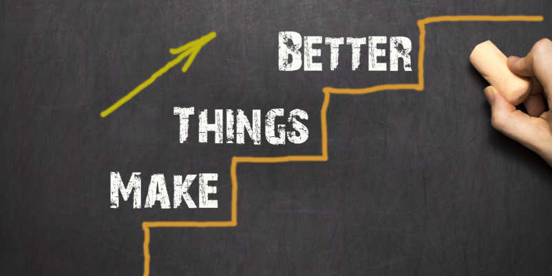 黒板に「Make Things Better」と書く様子