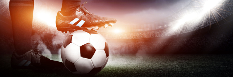 サッカーボールを踏んでいる選手の画像